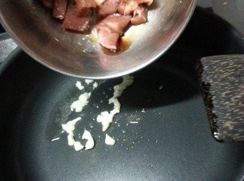 step4: 用1湯匙油起鑊,先爆香蒜頭粒,落豬柳粒炒勻