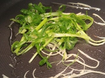 step5: 先爆香薑絲後熄火再略炒蔥絲。