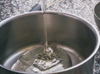 step1: 在鍋中放入葡萄糖，開火加熱使其融化。