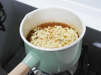 step4: 接著又滾的時候把麵也放下去煮吧^^