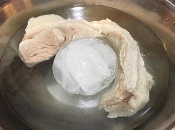 step2: 五花腩煮好後撈起放入冰水浸5-10分鐘, 之後就可以切薄片