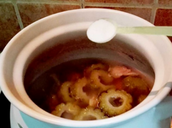 step5: 大火燒開後轉小火燉一個半小時，再加入苦瓜，繼續小火燉半個小時，關火前加入1.5勺鹽。