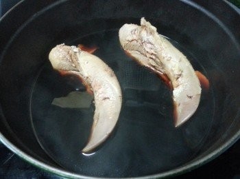 step5: 汁料煮滾後,放入豬脷大火煮滾,轉細火先將豬脷一邊煮30分鐘