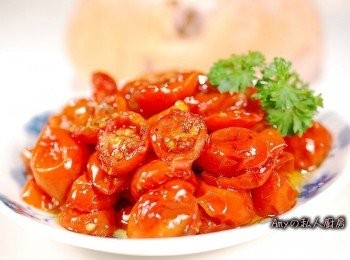 step6: 用乾淨的空罐裝入番茄乾,最後倒入橄欖油醃過蕃茄乾即可。放冰箱可保存一個月