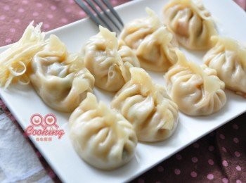 step9: 取出後，放上薑絲就能大快朵頤囉! 因為使用水餃皮，不如外面蒸餃的皮薄，美味就要趁熱快快享用，不然會慢慢變硬喔!