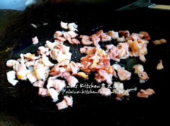 step5: 將煙肉放入鑊中爆香先盛起