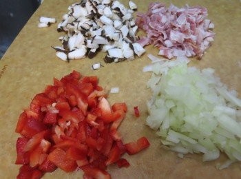 step3: 洋蔥、紅椒、鮮冬菇、煙肉切粒