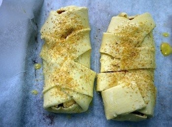 step5: 最後塗上蛋汁在撒上一次香蒜粒進烤箱8分鐘後再翻面烤5分鐘(依照每個家庭的烤箱自己斟酌時間烤)