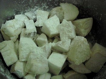 step1: 杏鮑菇裹上一層玉米粉，下熱油鍋炸，炸到表面金黃即可起鍋瀝乾油。 裹粉:把杏鮑菇放在鍋中加玉米粉搖均