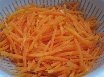 step2: 甘筍切條 ，水滾後轉小火。放甘荀條，水再滾起，冚蓋，關火，焗10分鐘至軟身後隔水備用。