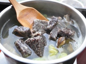 step4: 起鍋前5分鐘，再將米血加入鍋中滾，加入鹽巴鹽味即可