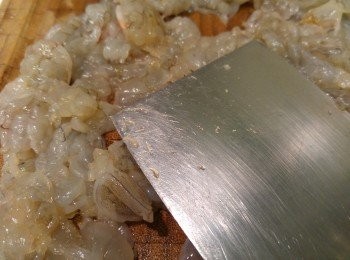 step3: 拍扁後用刀背剁,喜歡食粒粒蝦就不需剁太耐。