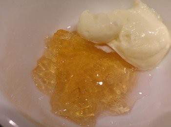 step4: 將巳軟化的魚膠片加兩湯匙忌廉芝士cream, 用熱水座熱攪混備用。之後將一半果肉放入忌廉芝士cream用攪拌器攪混, 再將魚膠片液倒入忌廉芝士cream攪混, 最後將餘下的果肉加入忌廉芝士cream內請輕手攪混想保持原粒。