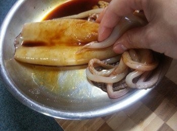 step3: 將鮮魷調味料搽勻整隻鮮魷,醃15分鐘以上