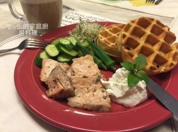 step7: 搭配鹹鬆餅、油泡鮭魚、生菜、燙秋葵、咖啡，一份豐盛的早午餐就完成了