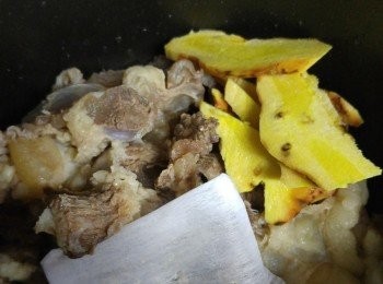 step1: 牛腩原大塊汆水，南薑洗乾淨切片，白胡椒拍碎加水㷛滾，?细火炆1小時或以上，用筷子穿過即可， 不要煮得太難爛。