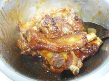 step7: 烤約20分鐘的肋排先取出再度放進<span class="group_3">醃料</span>抓一抓~~