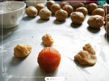 step2: 將傳統鳳梨餡與奶油混合均勻後分成20份（單顆一顆為35g），再將素旦黃包入