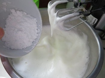 step9: 再用高速打到蛋白提起時,見開始起勾就加入3份1糖霜入內