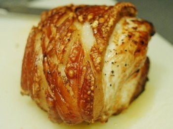 step4: 將豬肉放在涼架五至十分鐘後切薄片，佐以<span class="group_2">蘋果醬</span>享用