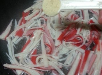 step5: 素蟹柳用適量滾水,加入1茶匙素雞粉煮約2分鐘