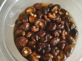 step1: 將香菇泡水~加入一匙醬油一起浸泡喔