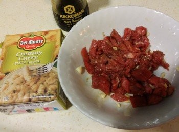 step1: 將牛柳粒, 蒜蓉和醬油略醃.