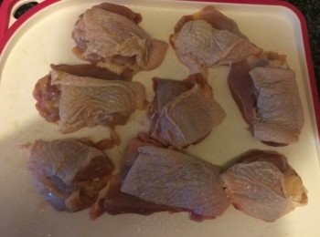 step1: 先將雞脾肉溶雪（加少許鹽和一片薑在水中可以去除雪味咖）
每件切開四小件，瀝乾水份，用<span class="group_2">醃料</span>醃上1小時以上（醃一晚更入味咖）