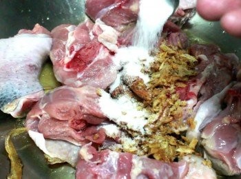 step4: 雞肉剁斬成大塊, 不需醃製, 直接下鍋。
把雞肉排在鍋中, 雞皮朝下。
火力調至中小火。把雞肉炒至呈現白色就可以了, 不用到金黃的狀況。 因為, 把肉炒至金黃的話, 相對麻油就過火了。過火的話, 麻油就會有苦味。