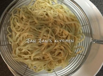 step2: 燒熱一鍋水，水滾放入伊麵發勻煮1分鐘盛起隔水。