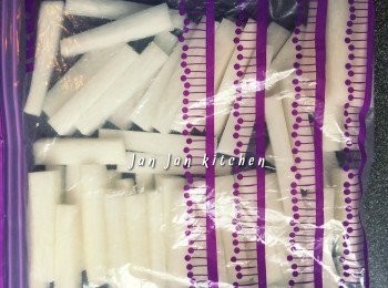 step2: 放入密封保鮮袋，再放入冰格冷藏數小時至硬。