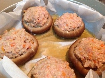 step5: 香菇去蒂丶塞入肉餡，蒸熟約10分鐘