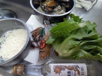 step1: 備好材料，紅蟳切塊後洗淨把螯用刀背拍碎外殼， 米洗好瀝乾，事先前一晚裝進乾淨袋子放入"冷凍庫"煮的時候大約只要10分鐘就可以很綿密。