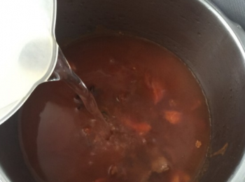 step6: 最後將番茄牛腩倒入高壓鍋內，加入足量的清水，大火上氣後轉小火30分鐘。