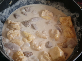 step5: 加入椰汁煮至滾即可。