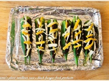 step5: 最後灑入起司絲與些許鹽巴，送入烤箱烤至金黃色即可取出。