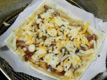 step4: 取出後，灑上披薩起司~180度3分鐘