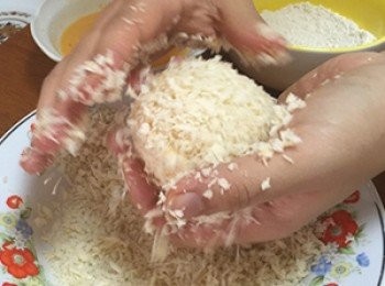 step4: .將包成丸狀的白飯球依序沾上低筋麵粉→蛋液→麵包粉。