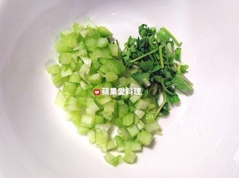 step6: 取出湯碗，放入西洋芹碎、香菜碎和1大匙米酒備用（碗底出現愛心耶）。