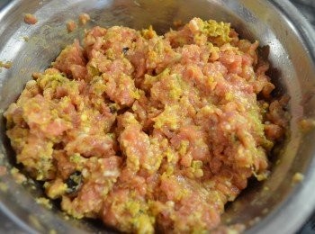 step8: 接著加入蟹粉拌勻後，再放入切碎的湯凍拌勻，攪拌後即成蟹粉鮮肉饀，放入雪櫃待用。