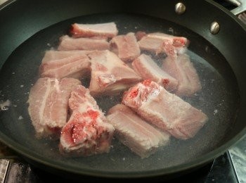 step2: 豬排骨和豬骨放入滾水汆燙3分鐘去血污，撈出洗淨，備用。