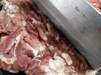step1: 豬肉洗淨切粒剁碎