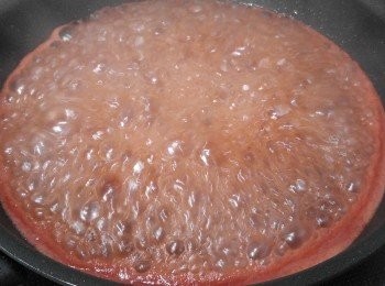 step4: 鍋內橄欖油留用。。。放入香蒜片。。。煸香。。。分別加入南乳汁、米酒、生抽、冰糖及水。。。以大火煮至滾起!