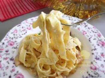 step5: 中火開鑊落少少油，將意粉落鑊，炒鬆，加海鮮同羅勒，炒均之後，加白汁一齊用中火快手炒均，煮約1-2分鐘，上食得～