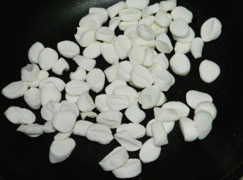 step1: 棉花糖剪小塊入不沾鍋加熱