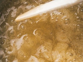 step3: 加完全部的細砂糖後，再熬煮成焦糖色。最終溫度約為185℃。