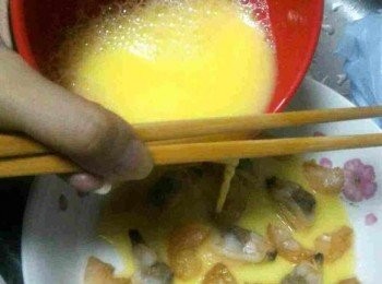 step3: 用筷子隔住將蛋液倒入碟上，慢啲避免海鮮被冲散。