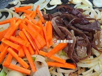 step6: 洋葱炒軟時，放入紅蘿蔔、黑木耳、蒜頭拌炒。