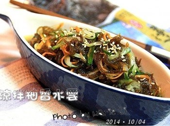 step5: 裝盤後在表面灑上些許的熟芝麻
即可增色又可提味

這道《涼拌柚香水雲》真的很爽口
淡淡的天然果香；淡淡的蜂蜜香
交織出屬於秋日微酸微甜的淡淡情懷~