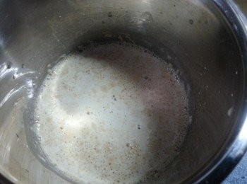 step1: 先做皮部份:
將145g水取出其中75g水,加57g砂糖取出其中5g砂糖,加1茶匙高筋粉加入酵母拌勻,待酵母起泡才用